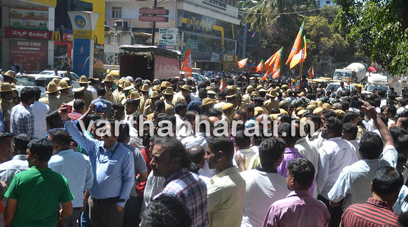 ಮುಹಮ್ಮದ್ ನಲಪಾಡ್‌ ಹಲ್ಲೆ ಪ್ರಕರಣ: ಬಿಜೆಪಿ-ಜೆಡಿಎಸ್ ಕಾರ್ಯಕರ್ತರ ಪ್ರತಿಭಟನೆ